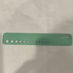 Vintage Green Knitting Needle Gauge Ruler